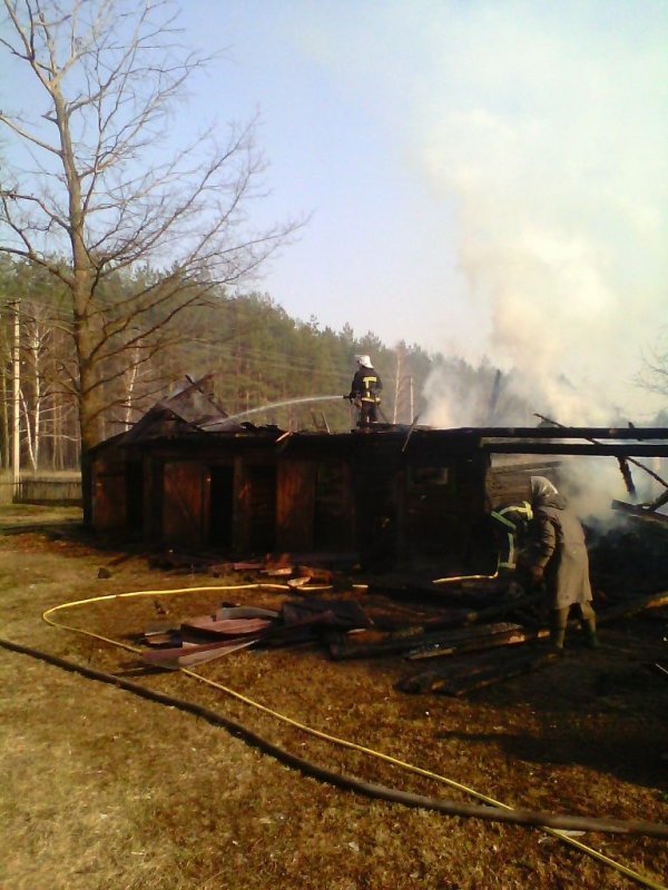 На Волині через підпал сухостою згоріла господарча споруда. ФОТО