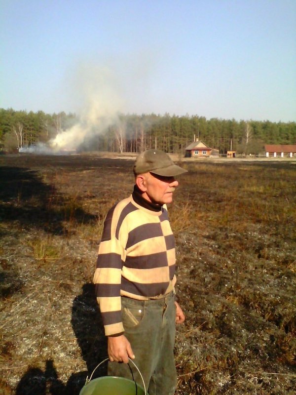 На Волині через підпал сухостою згоріла господарча споруда. ФОТО