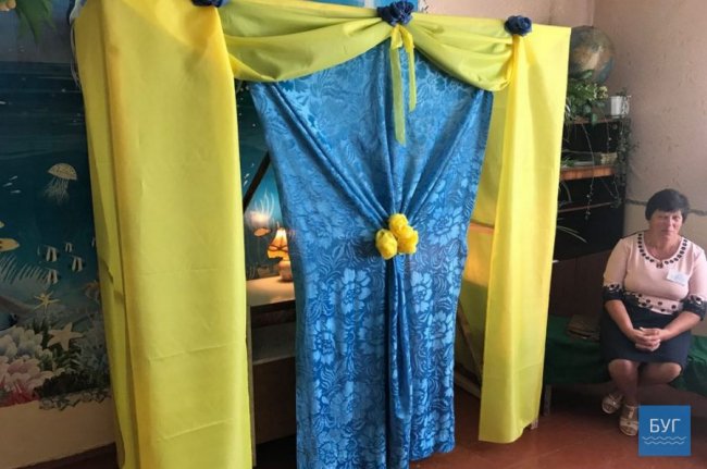 У дільниці на Волині через декор кабінок ледь не порушили таємницю голосування. ФОТО