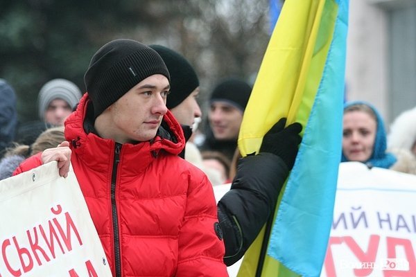 Студенти СНУ мітингували під головним корпусом. ФОТО