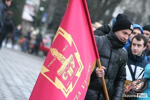 Студенти СНУ мітингували під головним корпусом. ФОТО