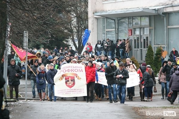 Студенти СНУ мітингували під головним корпусом. ФОТО