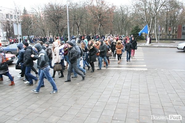 Студенти СНУ мітингували під головним корпусом. ФОТО