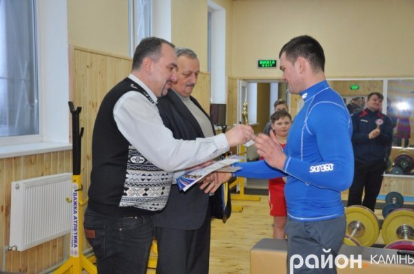 Битва богатирів: на Волині пройшли змагання з гирьового спорту