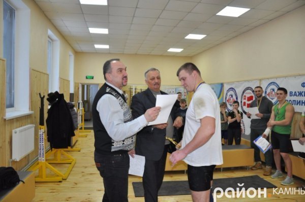 Битва богатирів: на Волині пройшли змагання з гирьового спорту