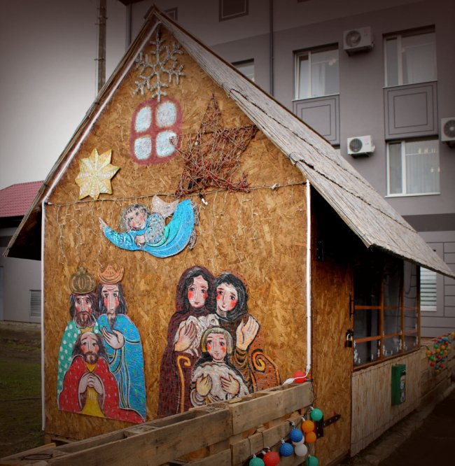 Шопка із живими ягнятами і святкові вогні: частину промислової вулиці у Луцьку перетворили на яскраву локацію