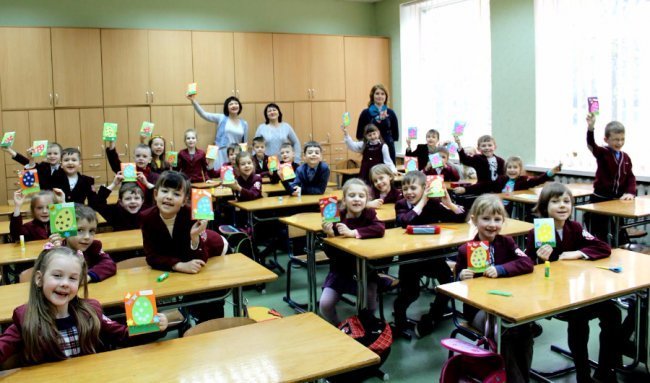 Луцькі школярі написали бійцям АТО Великодні листівки