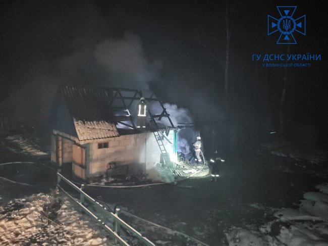 На Волині горіли житловий будинок та гараж. ФОТО 
