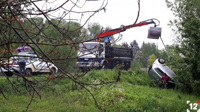 У Ківерцівському районі автівка злетіла у кювет та перевернулася. ФОТО
