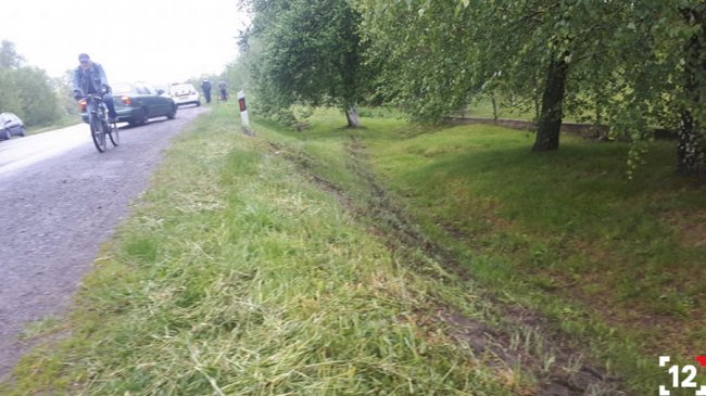 У Ківерцівському районі автівка злетіла у кювет та перевернулася. ФОТО