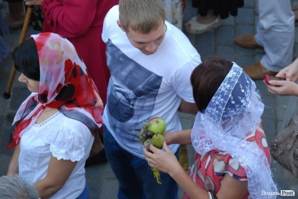 Як у Луцьку святили яблука та мед. ФОТО