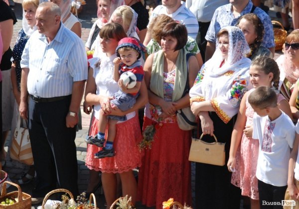 Як у Луцьку святили яблука та мед. ФОТО