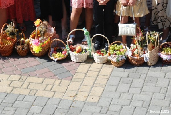 Як у Луцьку святили яблука та мед. ФОТО