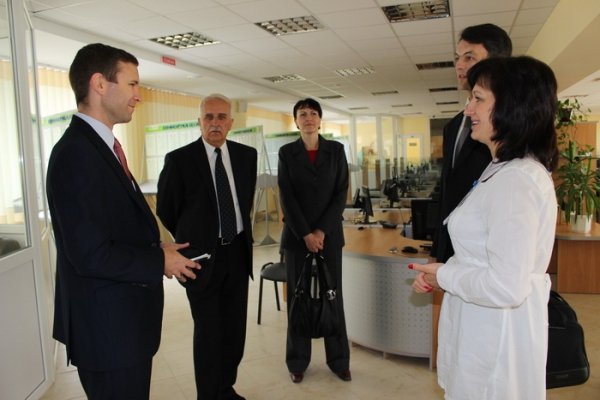 Представник посольства США оглянув луцький центр адмінпослуг. ФОТО