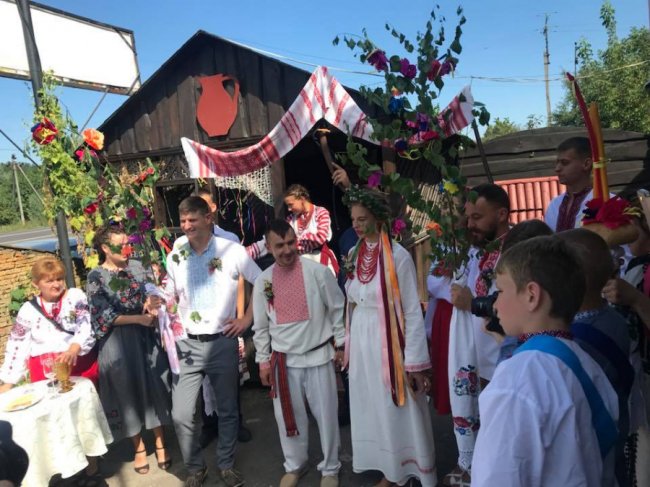 Обряди, короваї і пісні: сільський голова з Волині гучно відгуляв весілля. ФОТО. ВІДЕО