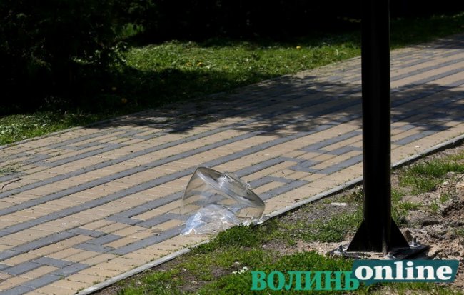 У Луцьку вандали розбили плафон ліхтаря. ФОТО