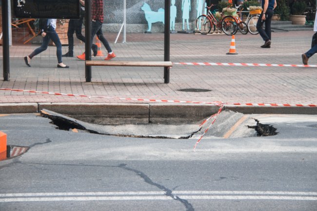 Озеро посеред дороги: у Києві провалився асфальт. ФОТО. ВІДЕО
