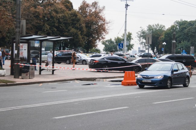 Озеро посеред дороги: у Києві провалився асфальт. ФОТО. ВІДЕО