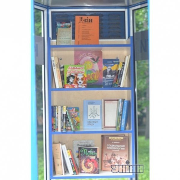 Рівненські  телефонні будки стали бібліотеками. ФОТО