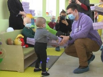 Маленьких онкохворих волинян волонтери порадували подарунками. ВІДЕО