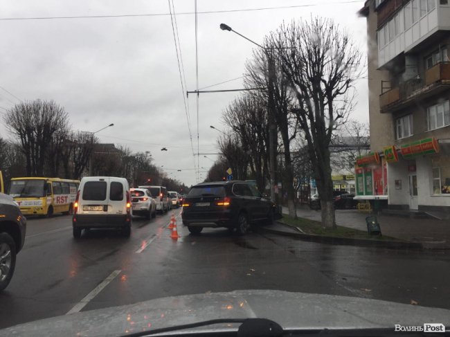 У Луцьку через аварію на Перемоги – ускладнений рух. ФОТО