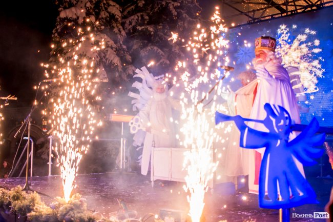 У Луцьку урочисто засвітили головну ялинку міста. ФОТО