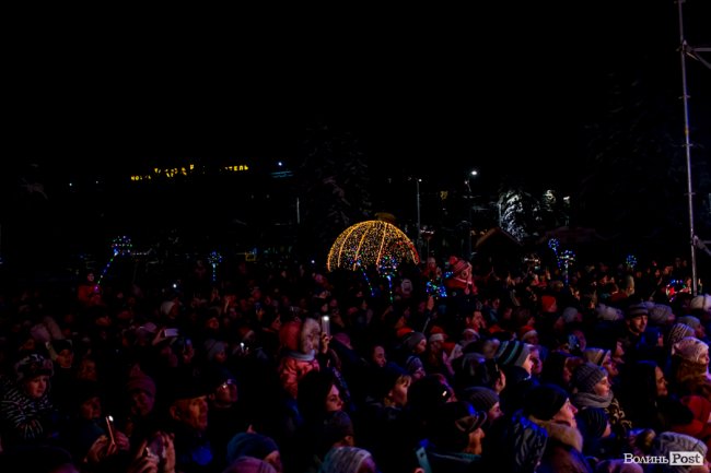 У Луцьку урочисто засвітили головну ялинку міста. ФОТО