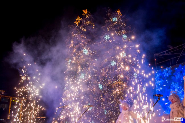 У Луцьку урочисто засвітили головну ялинку міста. ФОТО