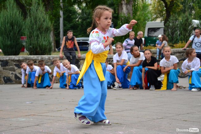 Цегла, скло та цвяхи: лучан вразив виступ учнів школи козацьких бойових мистецтв