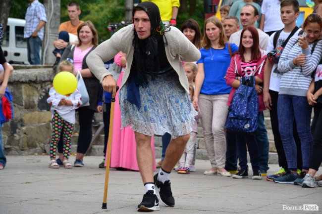 Цегла, скло та цвяхи: лучан вразив виступ учнів школи козацьких бойових мистецтв