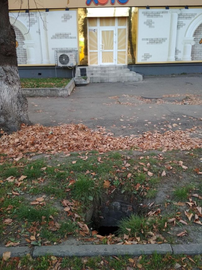 Лучани скаржаться на небезпечні каналізаційні люки