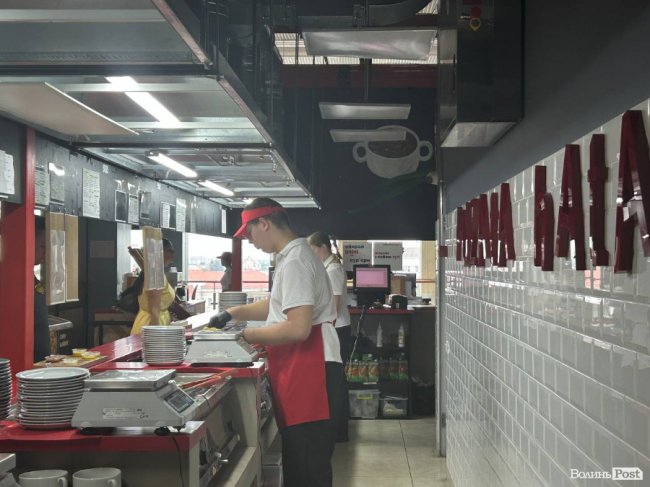 У яких умовах готують і зберігають їжу в «Пузатій хаті»: кухню ресторану показали зсередини. ФОТО