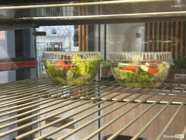 У яких умовах готують і зберігають їжу в «Пузатій хаті»: кухню ресторану показали зсередини. ФОТО