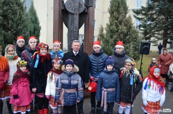 У Луцьку співали біля пам'ятника Миколаю. ФОТО