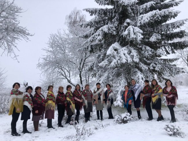 Волинянки приєдналися до флешмобу «Зроби фото з хусткою». ФОТО, ВІДЕО