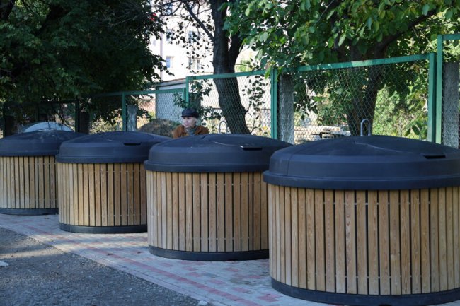 У Луцьку продовжують встановлювати напівпідземні сміттєві контейнери. ФОТО