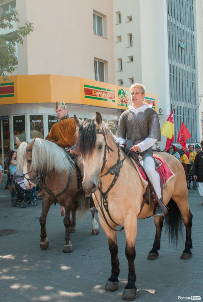 Середньовічні сукні, лицарські обладунки і давні забави: «Князівський бенкет» у Луцьку. ФОТО