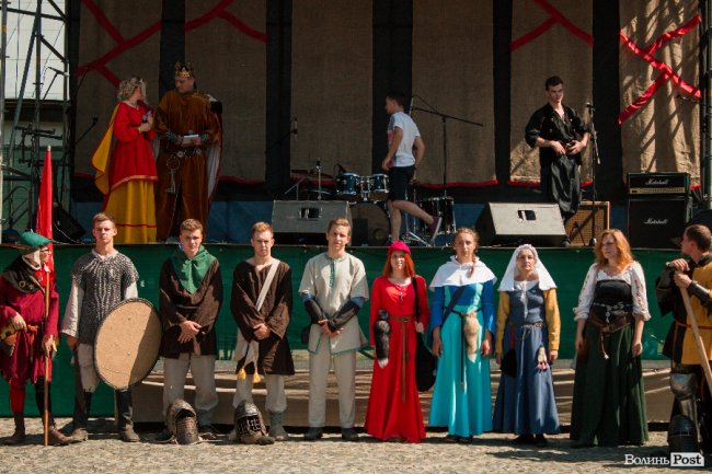 Середньовічні сукні, лицарські обладунки і давні забави: «Князівський бенкет» у Луцьку. ФОТО