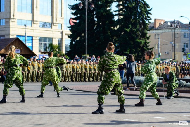 У центрі Луцька майже пів тисячі ліцеїстів склали присягу. ФОТО