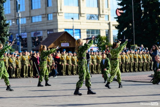 У центрі Луцька майже пів тисячі ліцеїстів склали присягу. ФОТО
