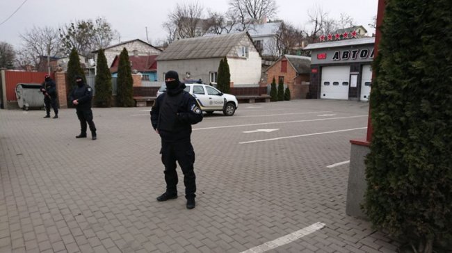 Чому на луцькій автомийці – знову купа силовиків. ФОТО