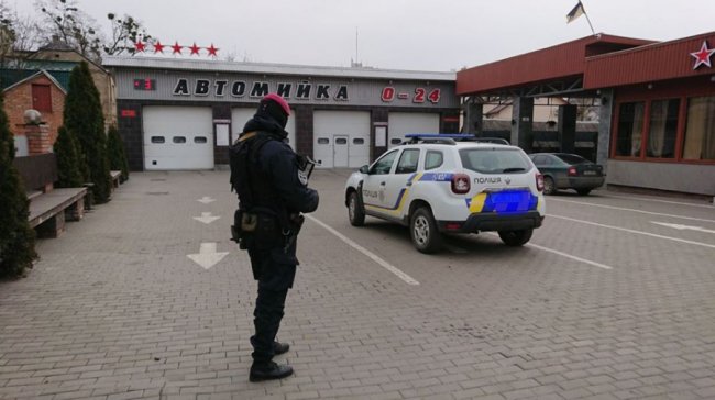 Чому на луцькій автомийці – знову купа силовиків. ФОТО