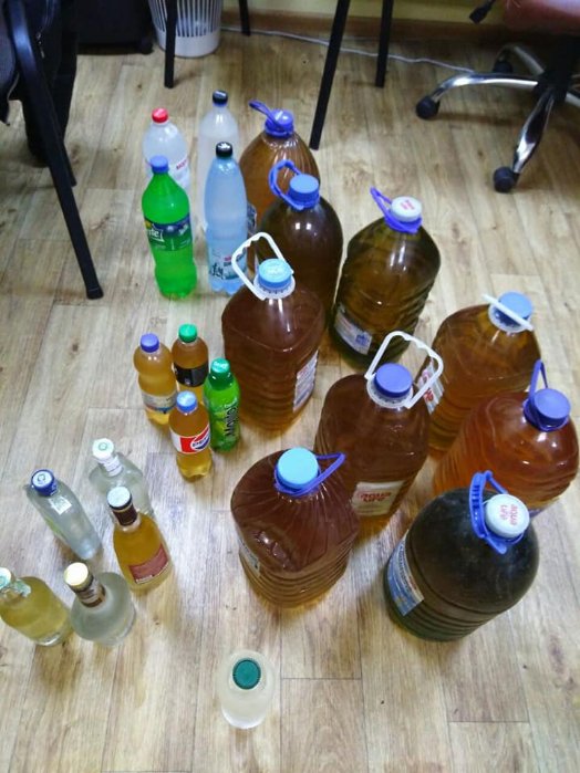 У Луцьку муніципали вилучили майже 70 літрів сурогату. ФОТО