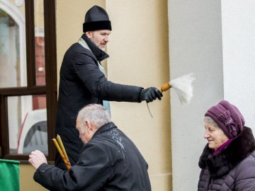 Стрітення Господнє: десятки лучан освятили чудодійні свічки. ФОТО