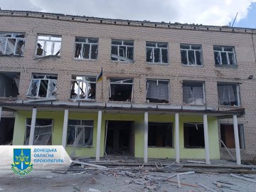 Росія завдала удару по сільській школі на Донеччині: загинула вчителька та бухгалтерка