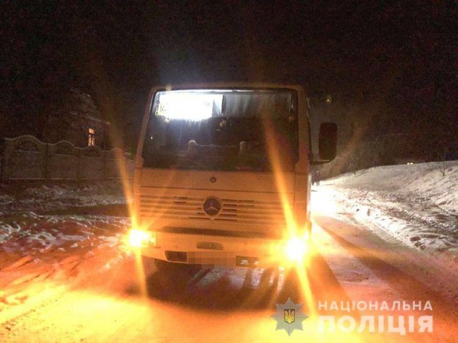 На Рівненщині дитина ледь не потрапила під колеса маршрутки, коли спускалася з гірки. ФОТО