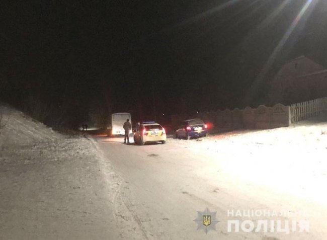 На Рівненщині дитина ледь не потрапила під колеса маршрутки, коли спускалася з гірки. ФОТО