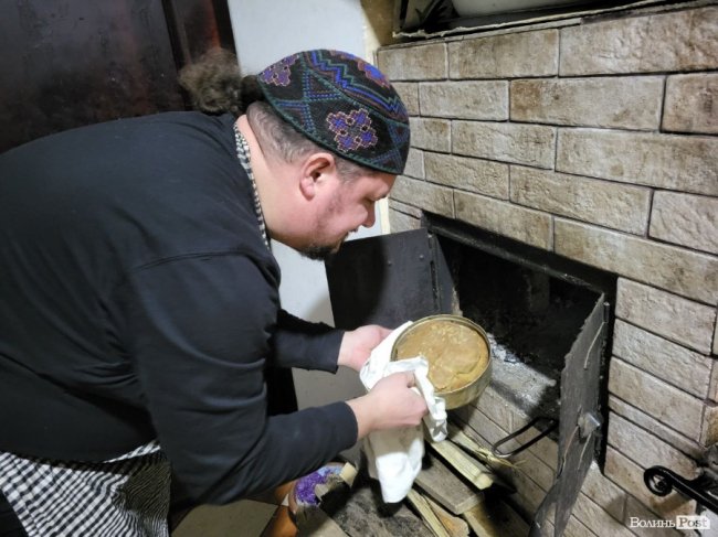 Гречаний хліб та відверта бесіда з монахом: ігумен Никодим розповів про чернече життя