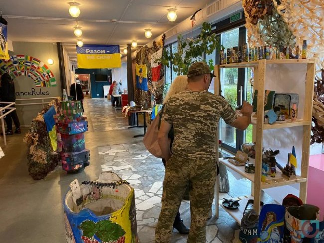 Волиняни у Варшаві презентували виставку дитячих малюнків на уламках ракет. ВІДЕО