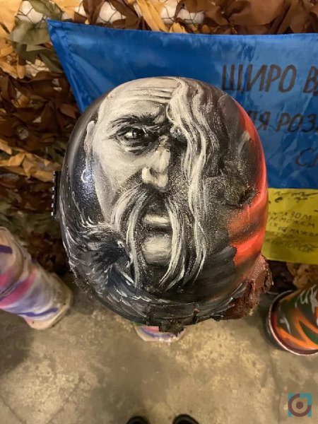 Волиняни у Варшаві презентували виставку дитячих малюнків на уламках ракет. ВІДЕО